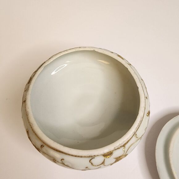 Vintage Porcelain Trinket Box White With Gold Gilt Table Decor - Picture 5 of 6